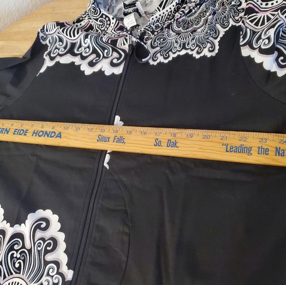 Metropolitan Black Pink Zippered All Over Patterned Lightweight Plus Size Jacket - Picture 6 of 11